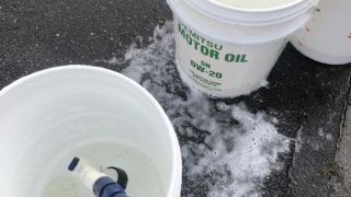 オイルが入っていた白い容器