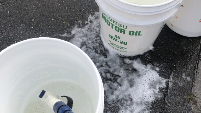 オイルが入っていた白い容器