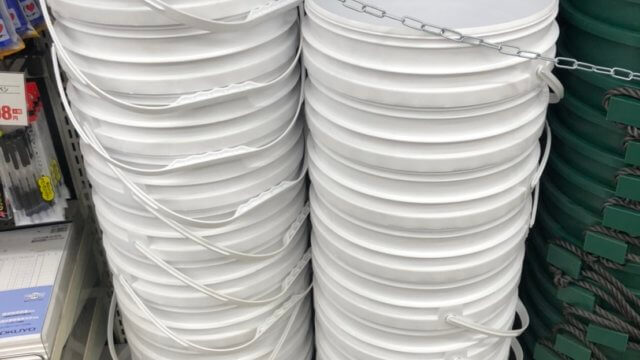 白くて丸いメダカの飼育容器