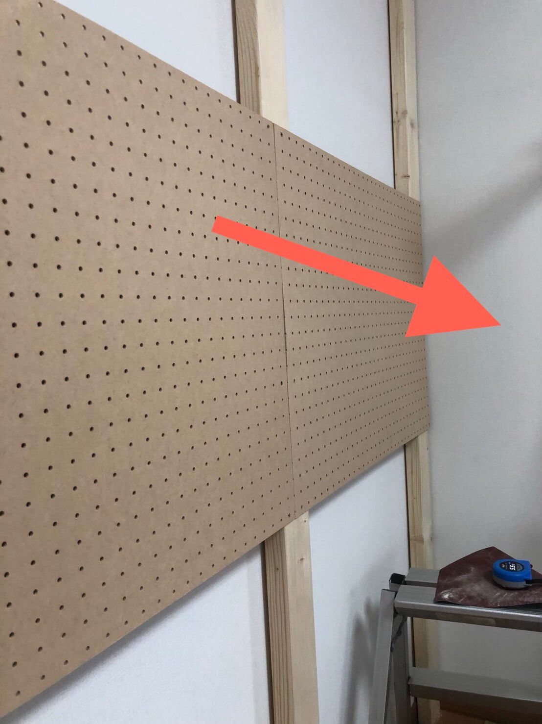 2×4木材を使って作る壁面収納(タモ網置場)