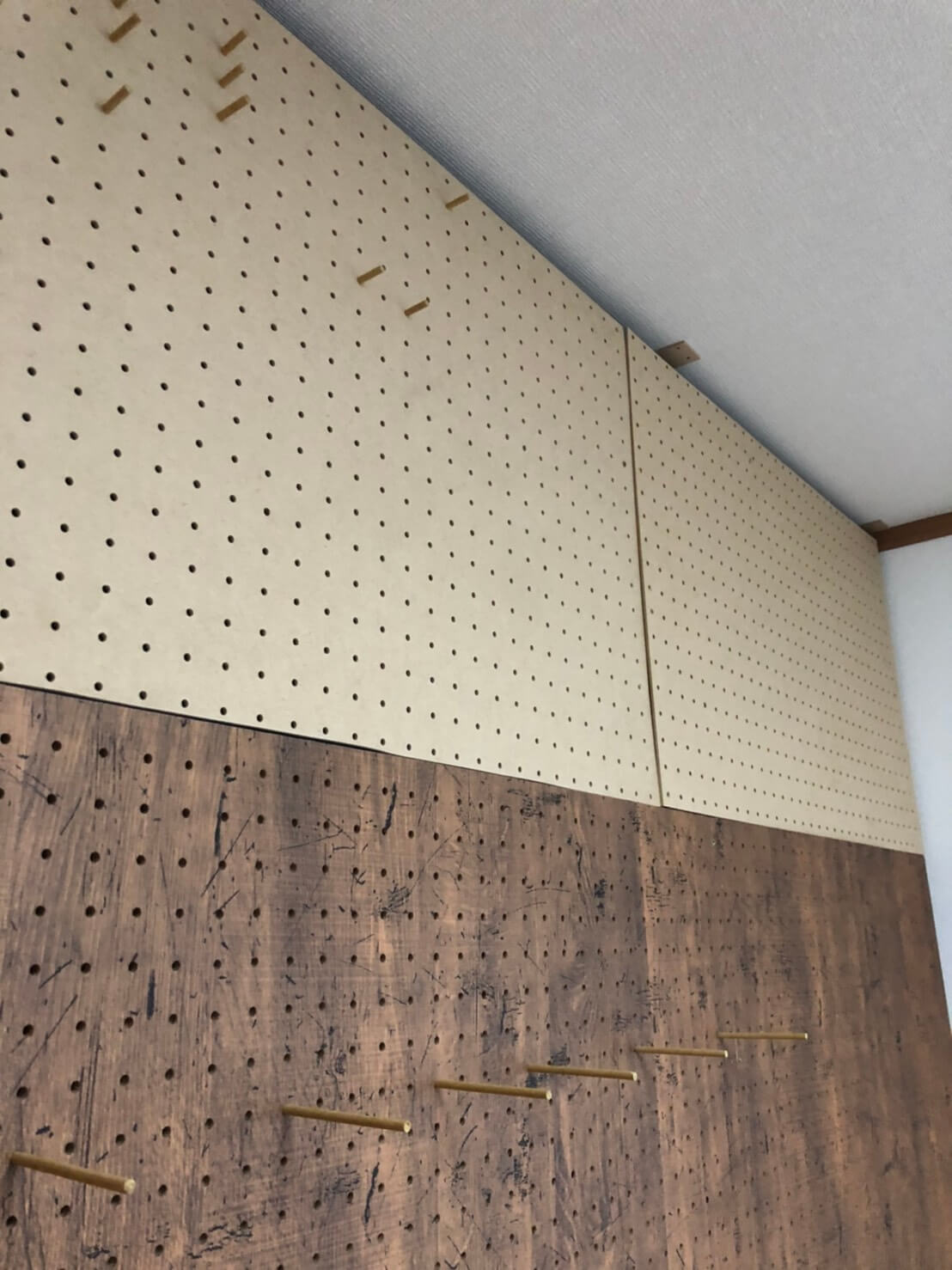 2×4木材を使って作る壁面収納(タモ網置場)