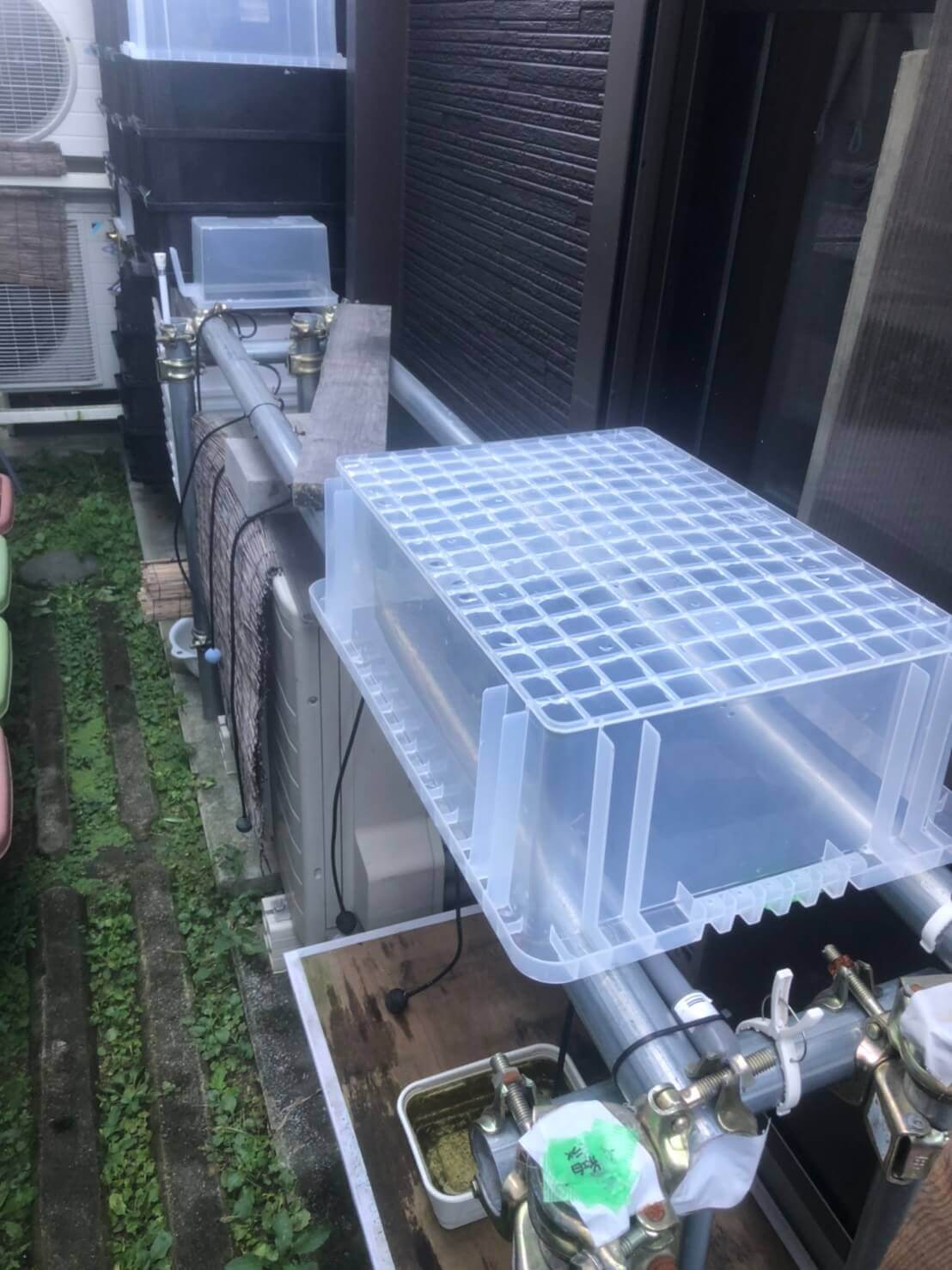 メダカ容器を置く単管パイプのラック
