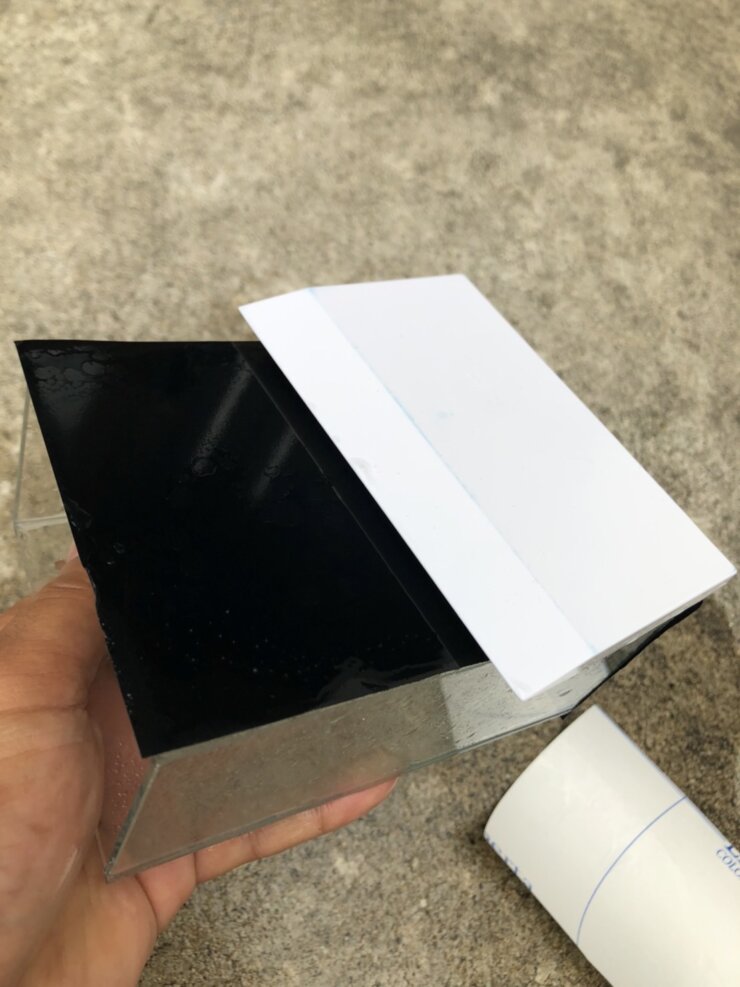 ガラスケースに黒いフィルムを貼る方法