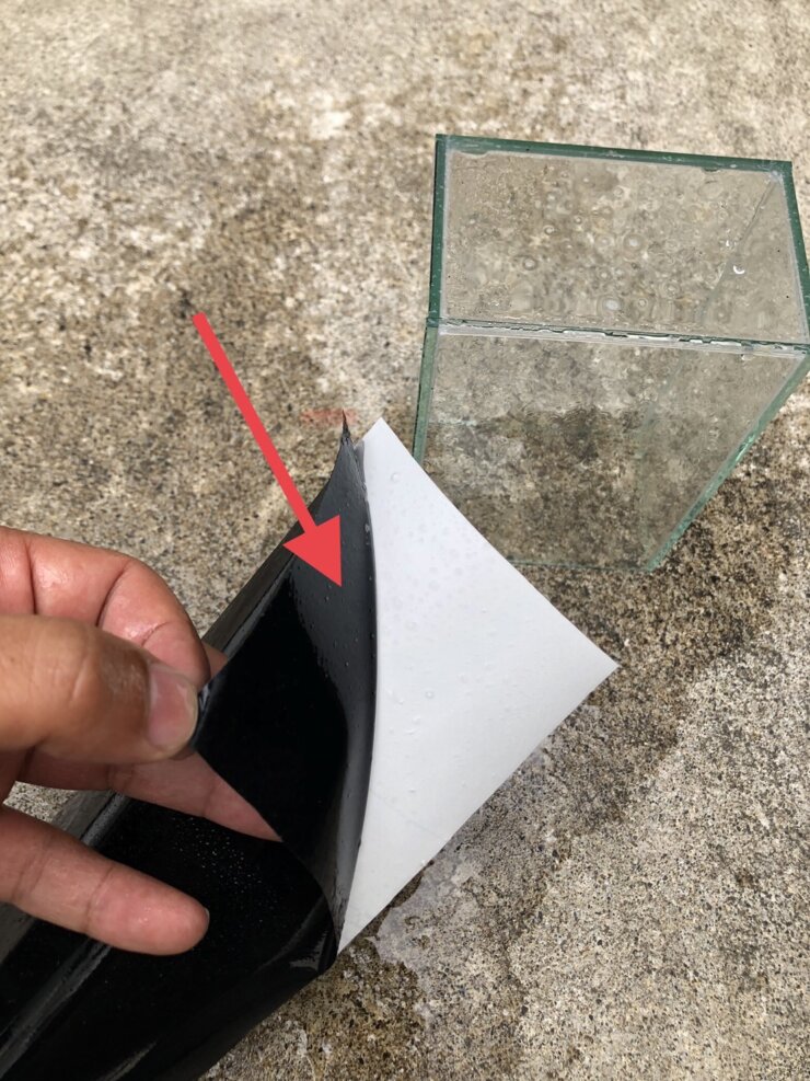 ガラスケースに黒いフィルムを貼る方法