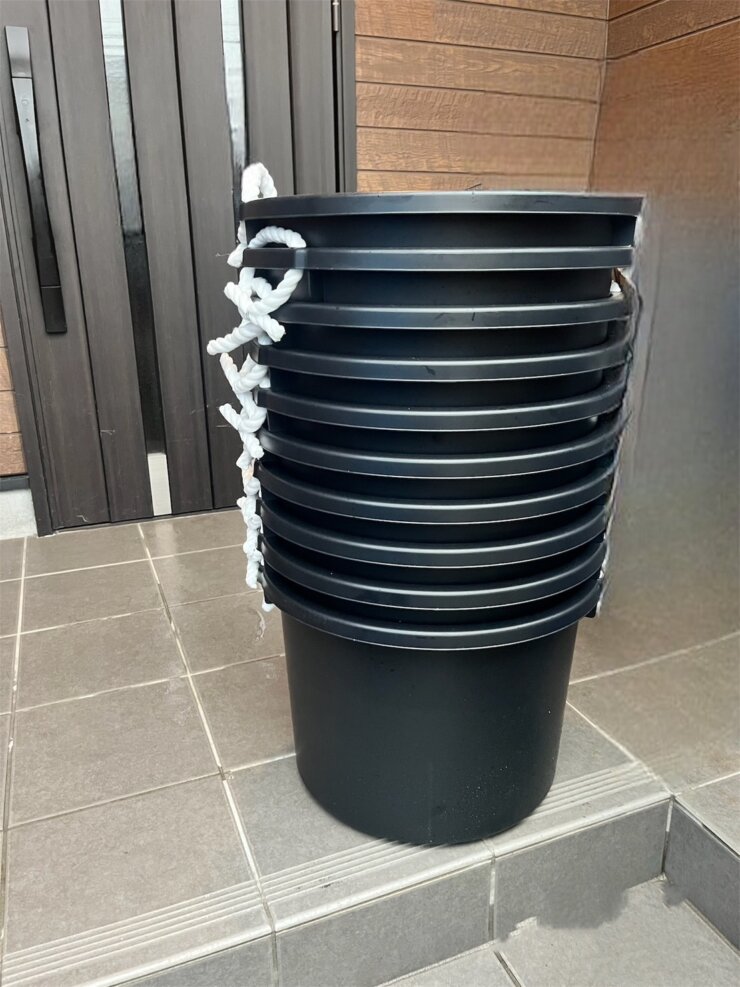 黒くて丸いバケツ容器(メダカの飼育容器)