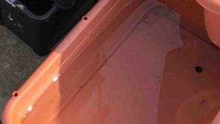 メダカ容器の水替え作業